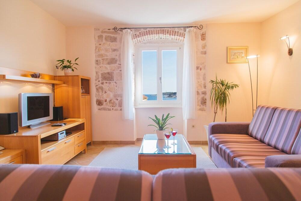 Park Hvar Hotel ฮวาร์ ภายนอก รูปภาพ