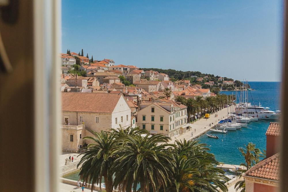 Park Hvar Hotel ฮวาร์ ภายนอก รูปภาพ